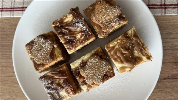 Piernikowe ciasto z kremem ciasteczkowym